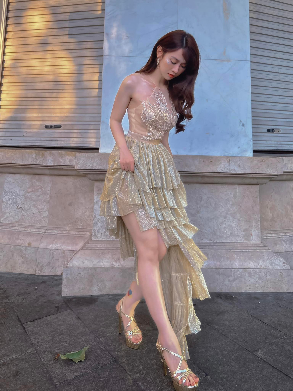 Sau nhập cuộc đấu trường sắc đẹp, hot girl Lê Bống được nhận xét có nhiều thay đổi về ngoại hình, tuy nhiên cô vẫn là tâm điểm của việc soi nhan sắc thật và nhan sắc trên MXH.