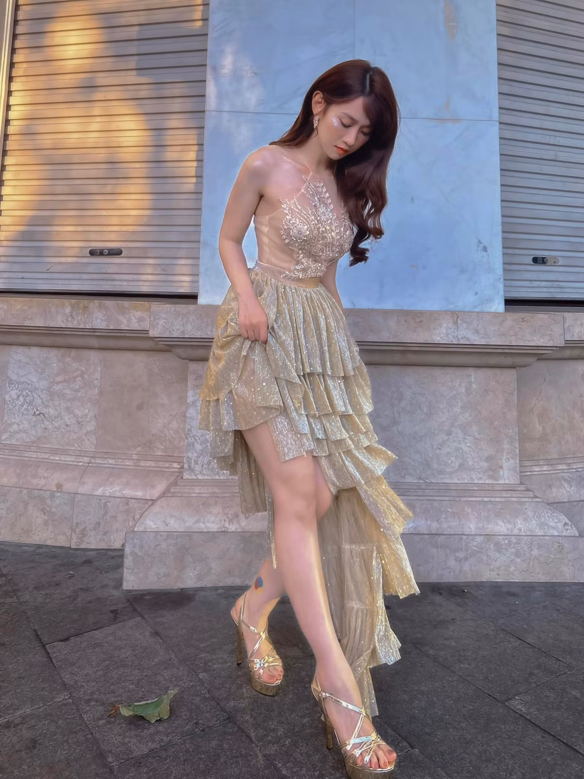 Sau nhập cuộc đấu trường sắc đẹp, hot girl Lê Bống được nhận xét có nhiều thay đổi về ngoại hình, tuy nhiên cô vẫn là tâm điểm của việc soi nhan sắc thật và nhan sắc trên MXH.