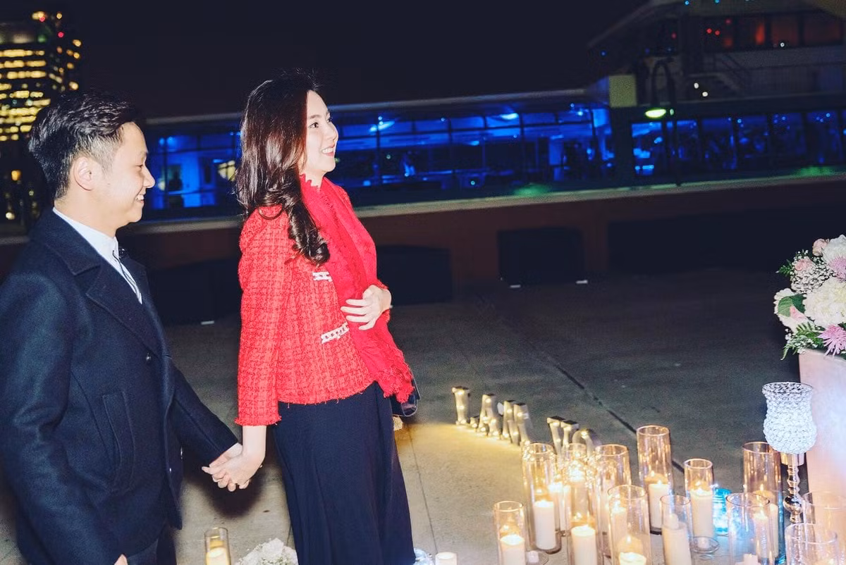 Đáp lại tình cảm của anh xã, nữ MC Mai Ngọc đã đồng ý và ôm doanh nhân Hoài Nam trong sự xúc động.