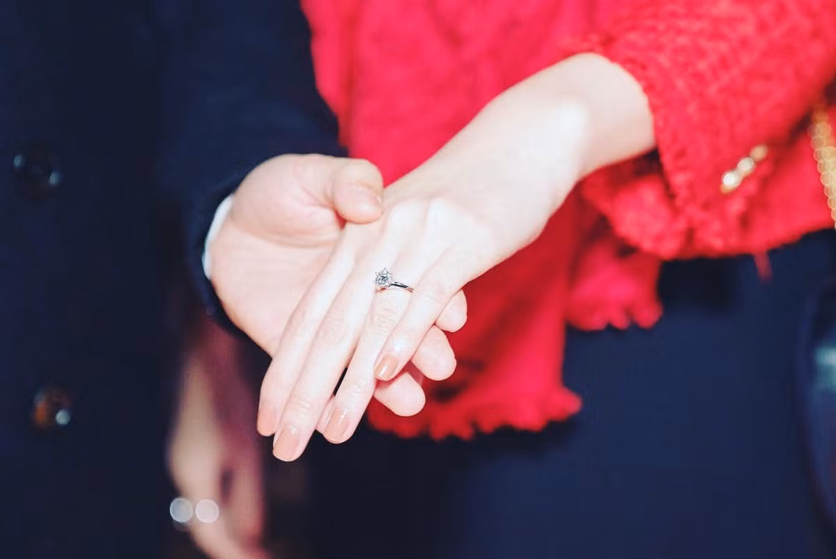 Dưới bài viết, Mai Ngọc và ông xã doanh nhân đã nhận được rất nhiều lời chúc mừng. Phần đông còn bày tỏ ngưỡng mộ xen lẫn ghen tị với Mai Ngọc khi có anh xã tình cảm, lãng mạn như vậy.