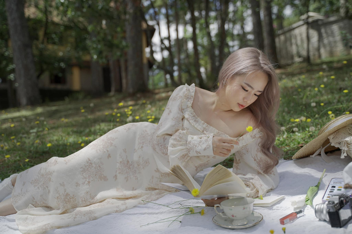 Hằng khiến mọi người ngỡ ngàng về nhan sắc hiện tại của mình. Ít ai có thể tin được đây là bà mẹ đã trải qua 3 lần sinh đẻ.