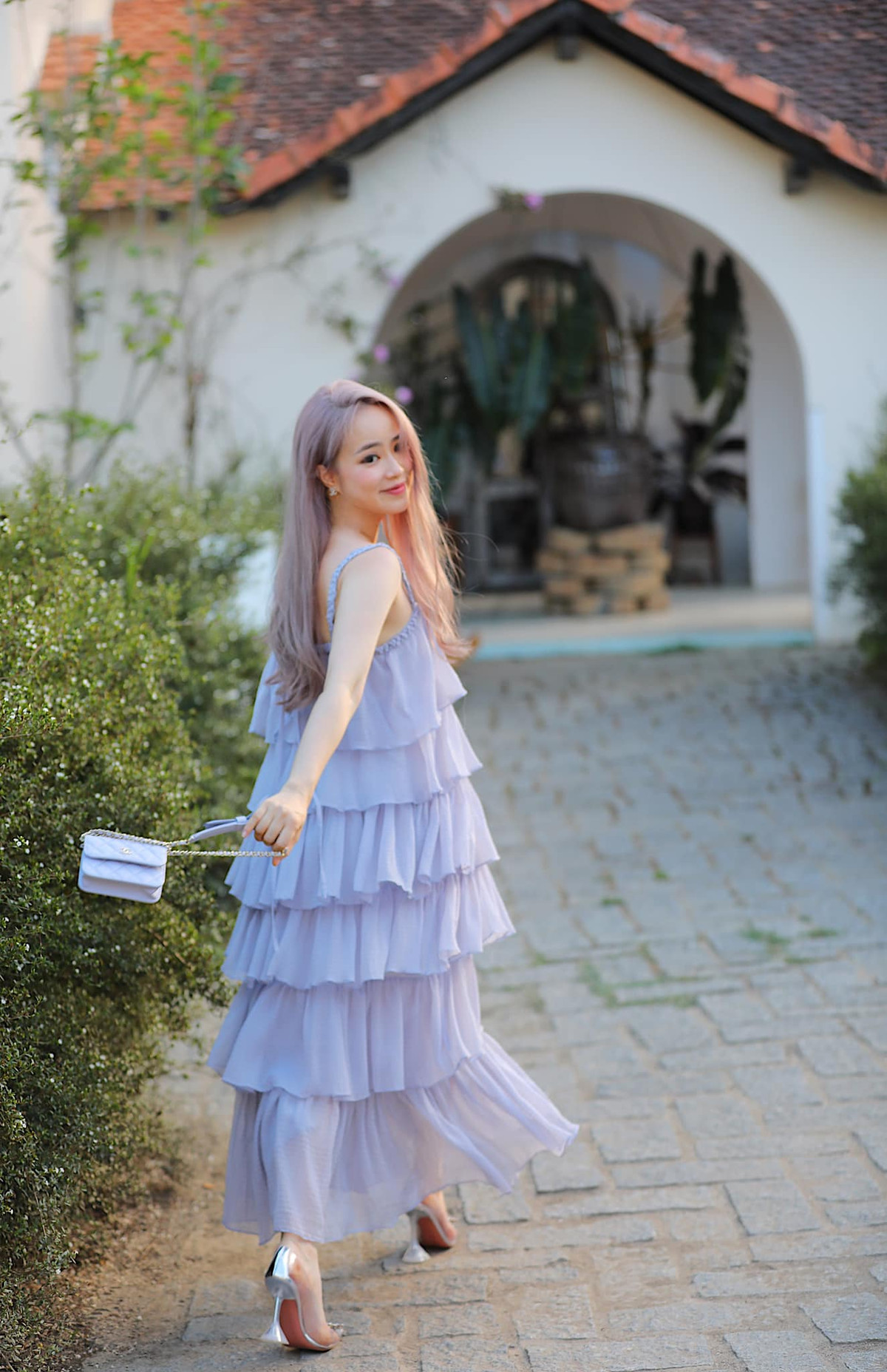 Thuý Hằng hiện tại sở hữu gương mặt trẻ trung, xinh đẹp và vóc dáng chuẩn không khác gì gái xinh nào trên MXH hiện nay.