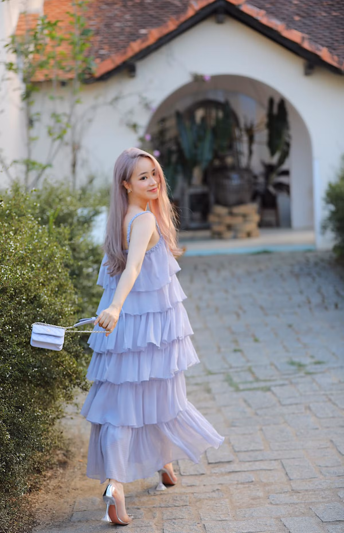 Thuý Hằng hiện tại sở hữu gương mặt trẻ trung, xinh đẹp và vóc dáng chuẩn không khác gì gái xinh nào trên MXH hiện nay.