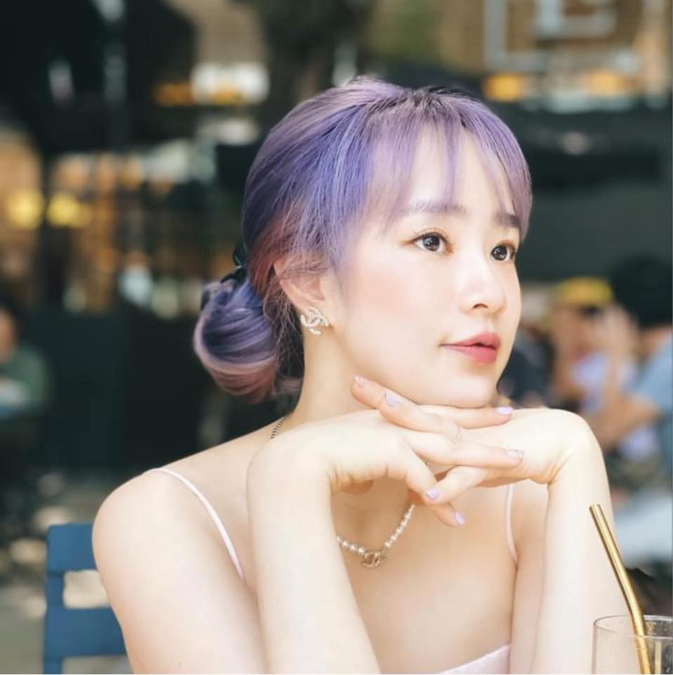 Được biết, hot mom này đã dành ra 1 tiếng tập gym tại gia để cơ thể dẻo dai, khỏe mạnh.