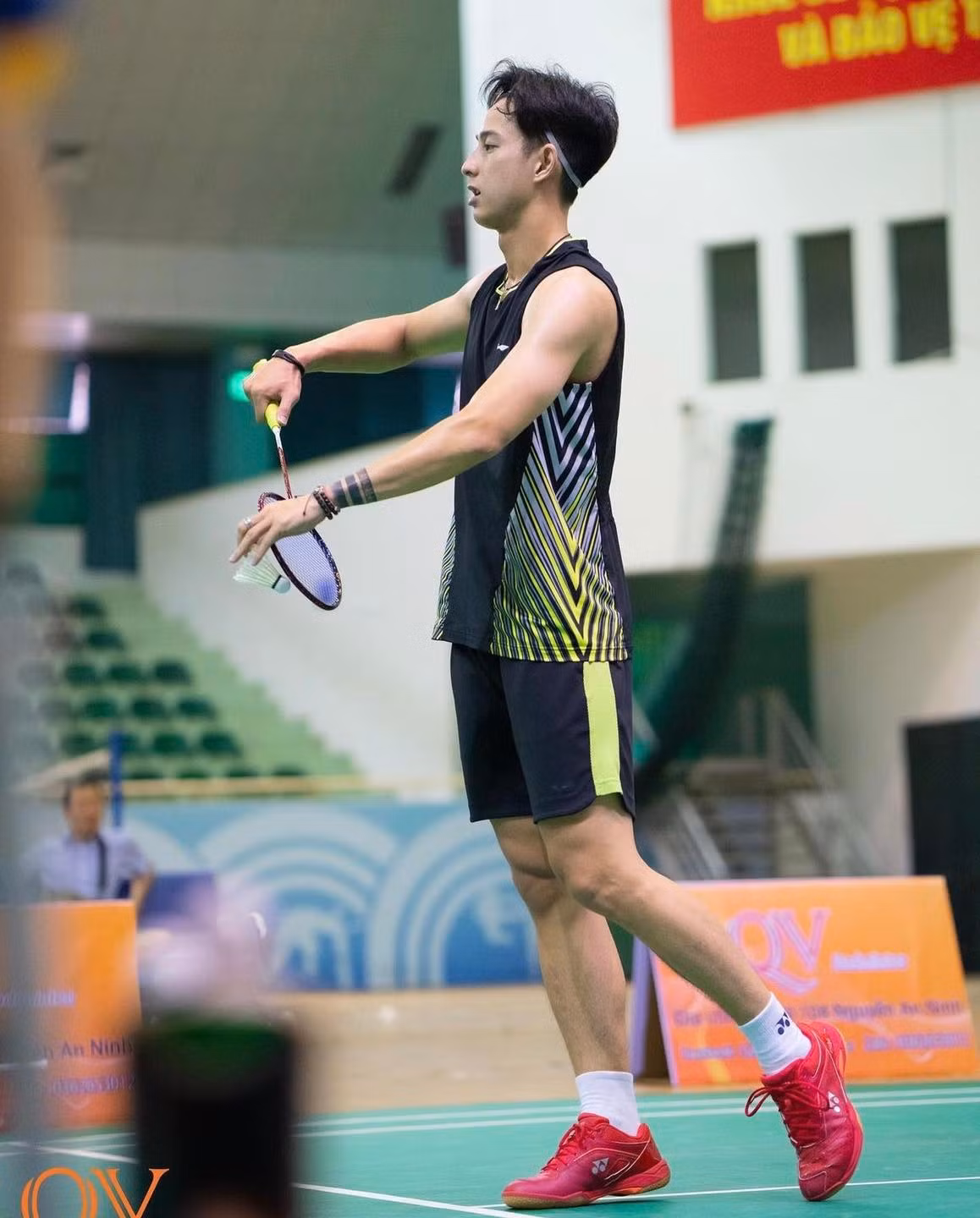 Sở hữu chiều cao 1m83 cùng gương mặt điển trai với nụ cười sáng, Hồng Nam còn là người mẫu cho nhiều shop thời trang và được xem là một trong những vận động viên cầu lông có nhiều fan nữ nhất làng thể thao Việt.