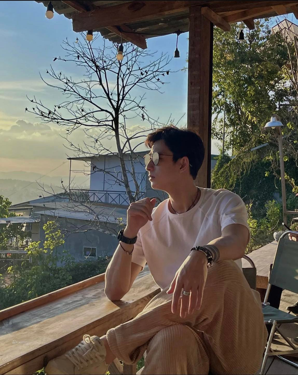 Bên cạnh việc cổ vũ nhiệt tình cho chàng vận động viên thì netizen cũng khó có thể rời mắt khỏi gương mặt cực điển trai này.