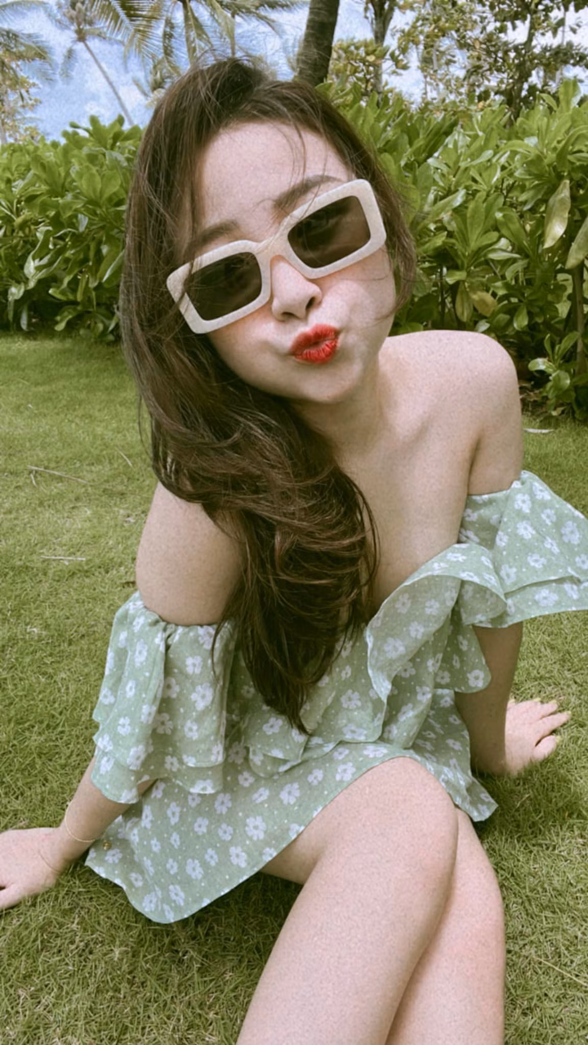 Nhìn vóc dáng, không ai nghĩ Nhật Linh chỉ mới sinh con thứ hai được hơn 1 tháng. Đến nam cầu thủ cũng công khai dành lời khen cho bà xã.