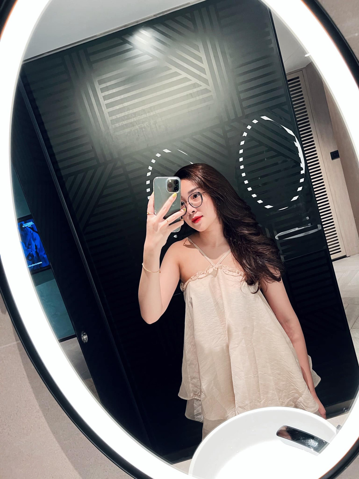 Nhan sắc của cô nàng ngày càng đằm thắm, thu hút ánh nhìn từ sau khi lấy chồng, sinh con.