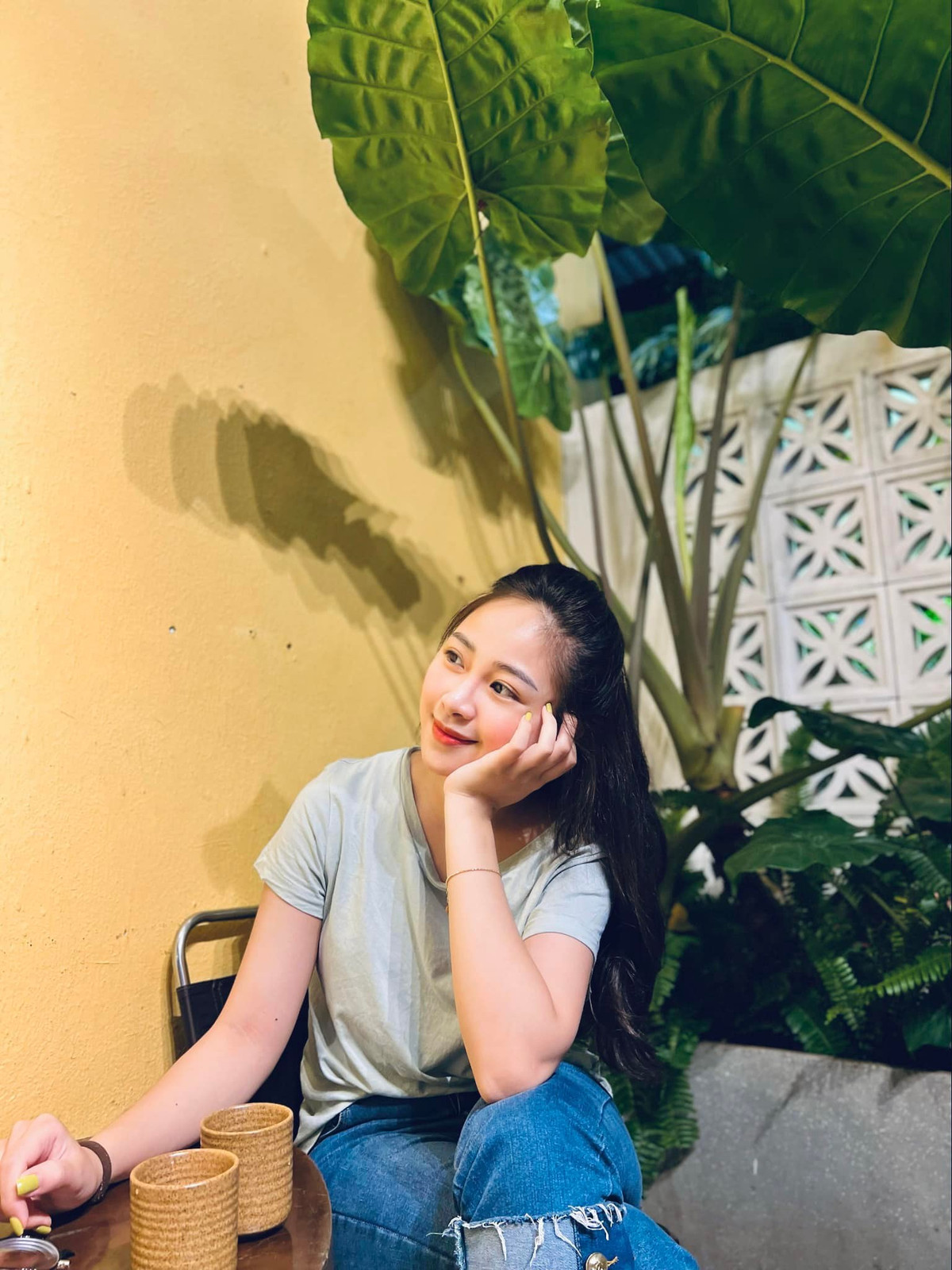 Không còn dáng vẻ ngây thơ như trước đây, Nhật Linh của hiện tại quyến rũ và cuốn hút.