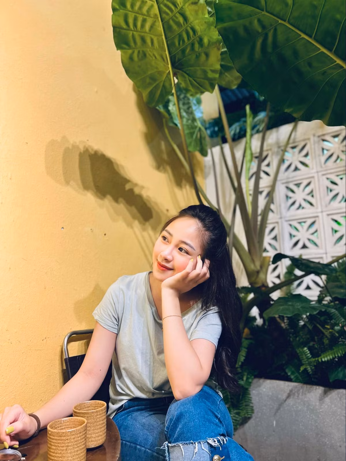 Không còn dáng vẻ ngây thơ như trước đây, Nhật Linh của hiện tại quyến rũ và cuốn hút.