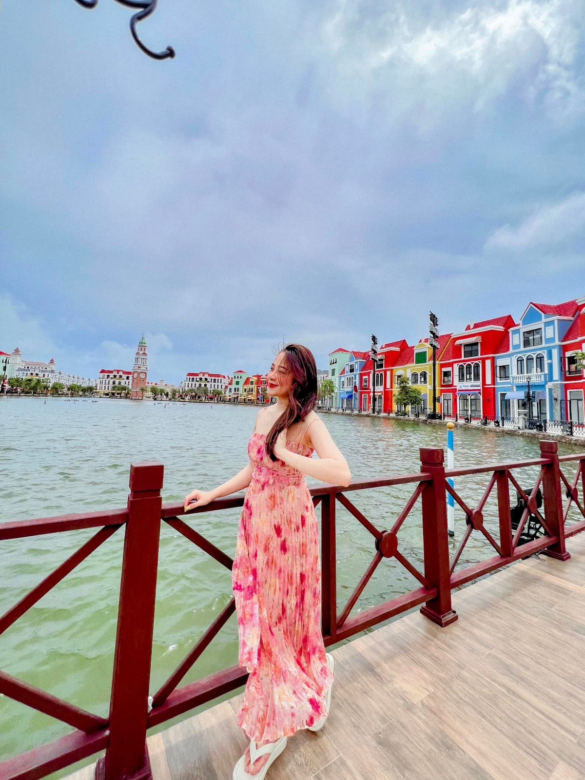 Nhiều cư dân mạng đã phải thốt lên, để lại bình luận dưới bài đăng của Nhật Linh như: “Chị Linh xinh quá”, “Xinh quá cơ”, “Mẹ Linh lúc nào nhìn cũng sang chảnh”, “Xinh lung linh chị ơi”,…