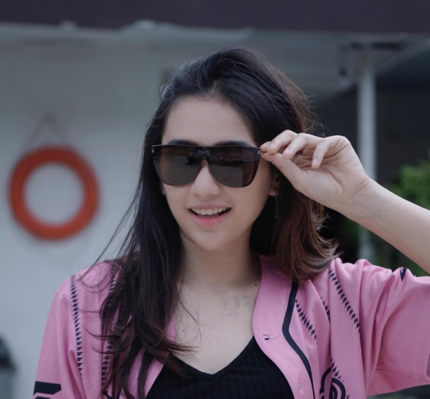 Ngôi sao bóng chuyền nữ Indonesia, Yolla Yuliana đẹp rạng ngời trên sân đấu SEA Games 31.