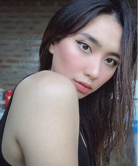 Ngoài kỹ năng chơi bóng xuất sắc, cô còn ghi dấu ấn đậm nét với khán giả nước nhà bởi gương mặt khả ái.