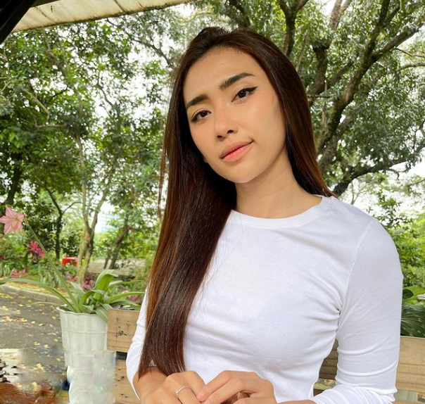 Trên sân đấu nữ VĐV xinh đẹp còn là thủ lĩnh của đội Indonesia.