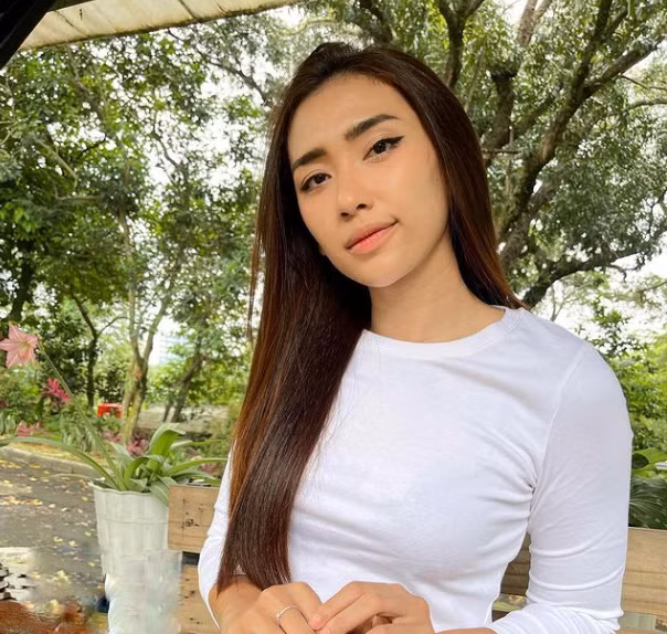 Trên sân đấu nữ VĐV xinh đẹp còn là thủ lĩnh của đội Indonesia.