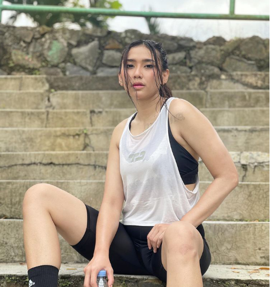 Tại Indonesia Yolla Yuliana là VĐV khá nổi tiếng, còn tham gia nhiều sự kiện quảng cáo.