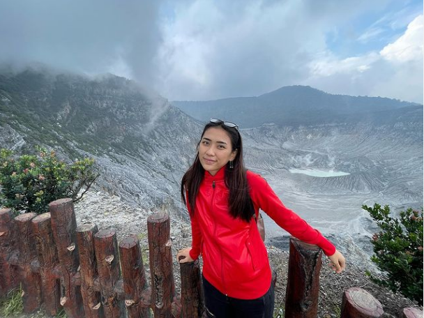 Các cô gái đội tuyển bóng chuyền Indonesia gây ấn tượng với khán giả khi có nhiều gương mặt xinh như hoa hậu. Nổi bật nhất là ngôi sao Yolla Yuliana.