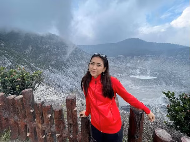 Các cô gái đội tuyển bóng chuyền Indonesia gây ấn tượng với khán giả khi có nhiều gương mặt xinh như hoa hậu. Nổi bật nhất là ngôi sao Yolla Yuliana.