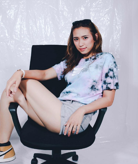 Ngoài lối chơi mạnh mẽ, Yolla còn đốn tim khán giả khi luôn tươi cười và thân thiện khi trên sân đấu.