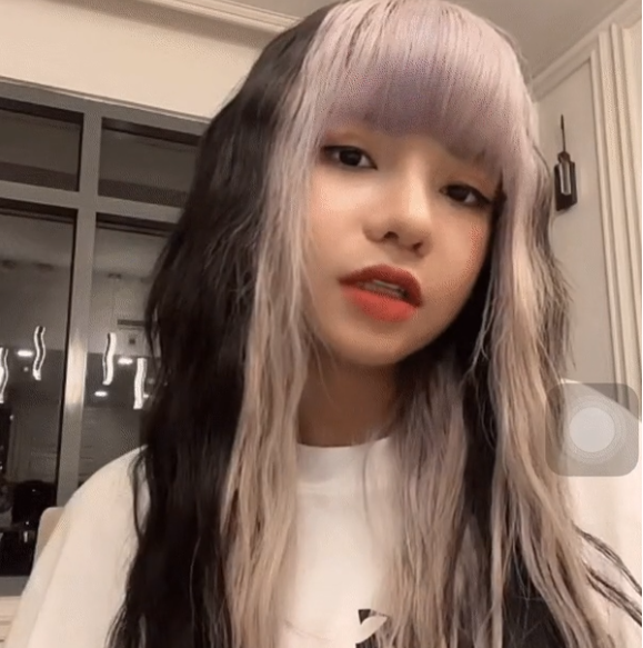 Mới đây vào tối ngày 8/5, gái xinh này đã lần đầu tiên livestream sau khi sửa mũi. Tại đây cô nàng chia sẻ về chuyện dao kéo và giải đáp nhiều thắc mắc của cư dân mạng.