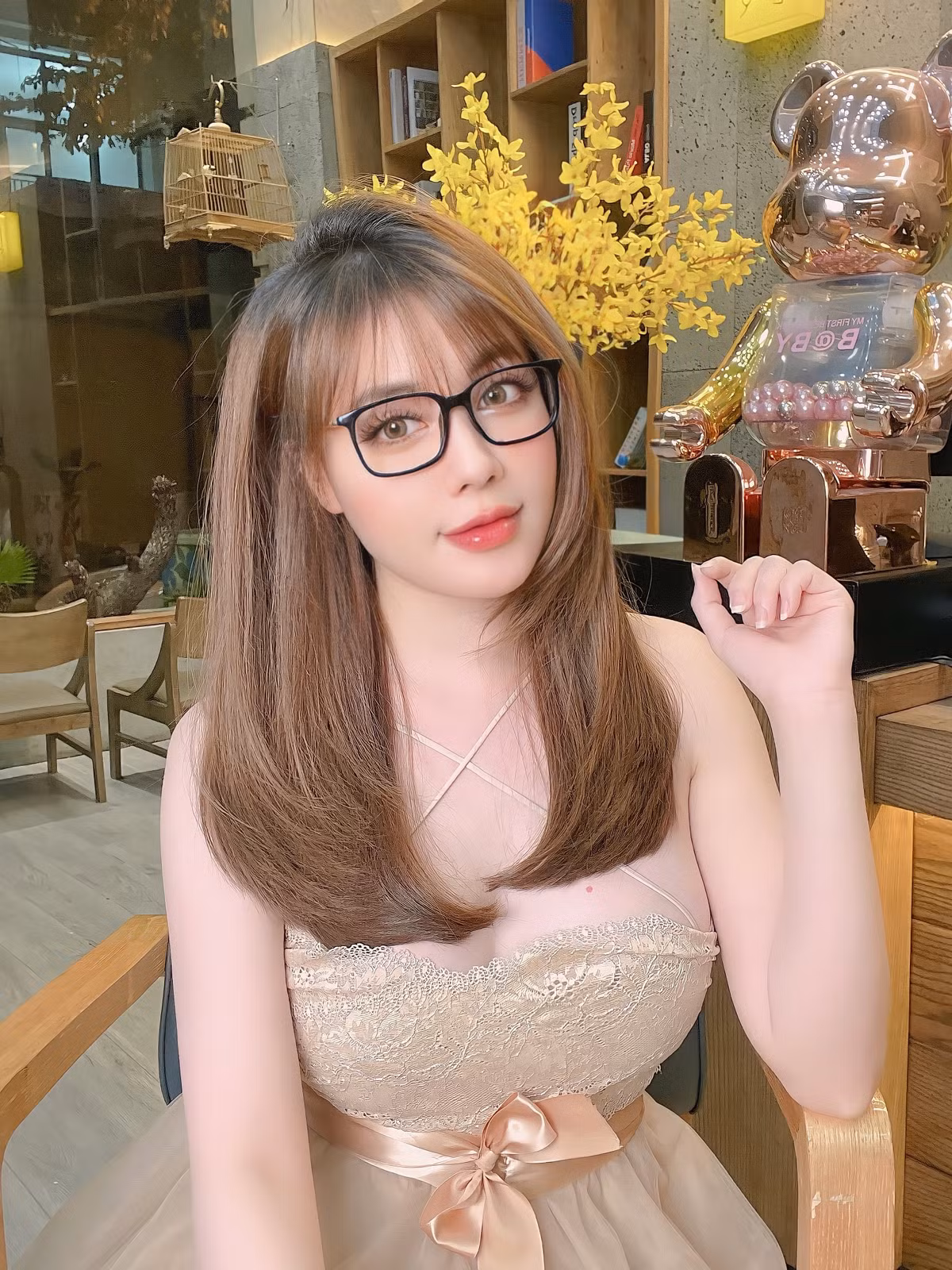 Cô giáo được khen ngày càng trẻ trung, xinh đẹp sau ly hôn.