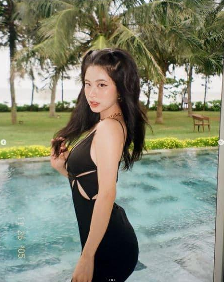 Diện đầm cắt xe giống với nhiều đàn chị, Hàn Hằng lần này lại gây mê người đối diện nhờ sở hữu đường cong nóng bỏng.