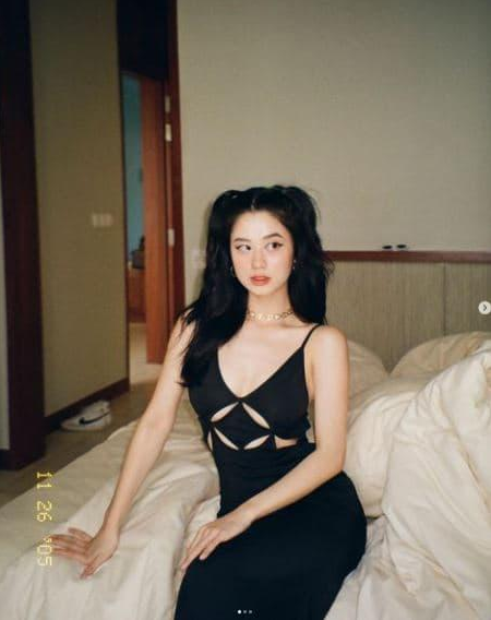 Trở lại dùng mạng xã hội Hàn Hằng hâm nóng trang cá nhân bằng cách liên tục đăng ảnh gợi cảm. Mới đây cô nàng lại cho ra lò loạt khoảnh khắc diện đầm đen có điểm cắt xẻ "hiểm hóc" gây chú ý.