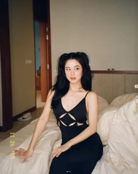 Trở lại dùng mạng xã hội Hàn Hằng hâm nóng trang cá nhân bằng cách liên tục đăng ảnh gợi cảm. Mới đây cô nàng lại cho ra lò loạt khoảnh khắc diện đầm đen có điểm cắt xẻ "hiểm hóc" gây chú ý.