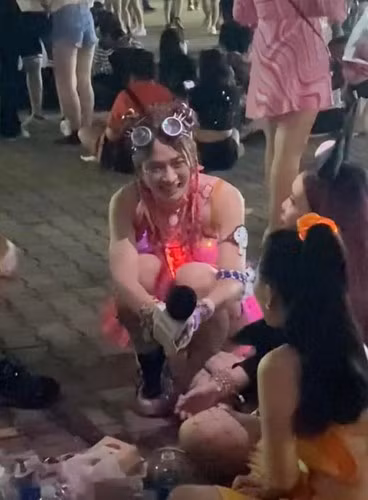 Sau những lần được khen nhan sắc thăng hạng, mới đây hot girl Lê Bống bất ngờ bị lộ khoảnh khắc quay lén khi xuất hiện trong một sự kiện ngoài trời.