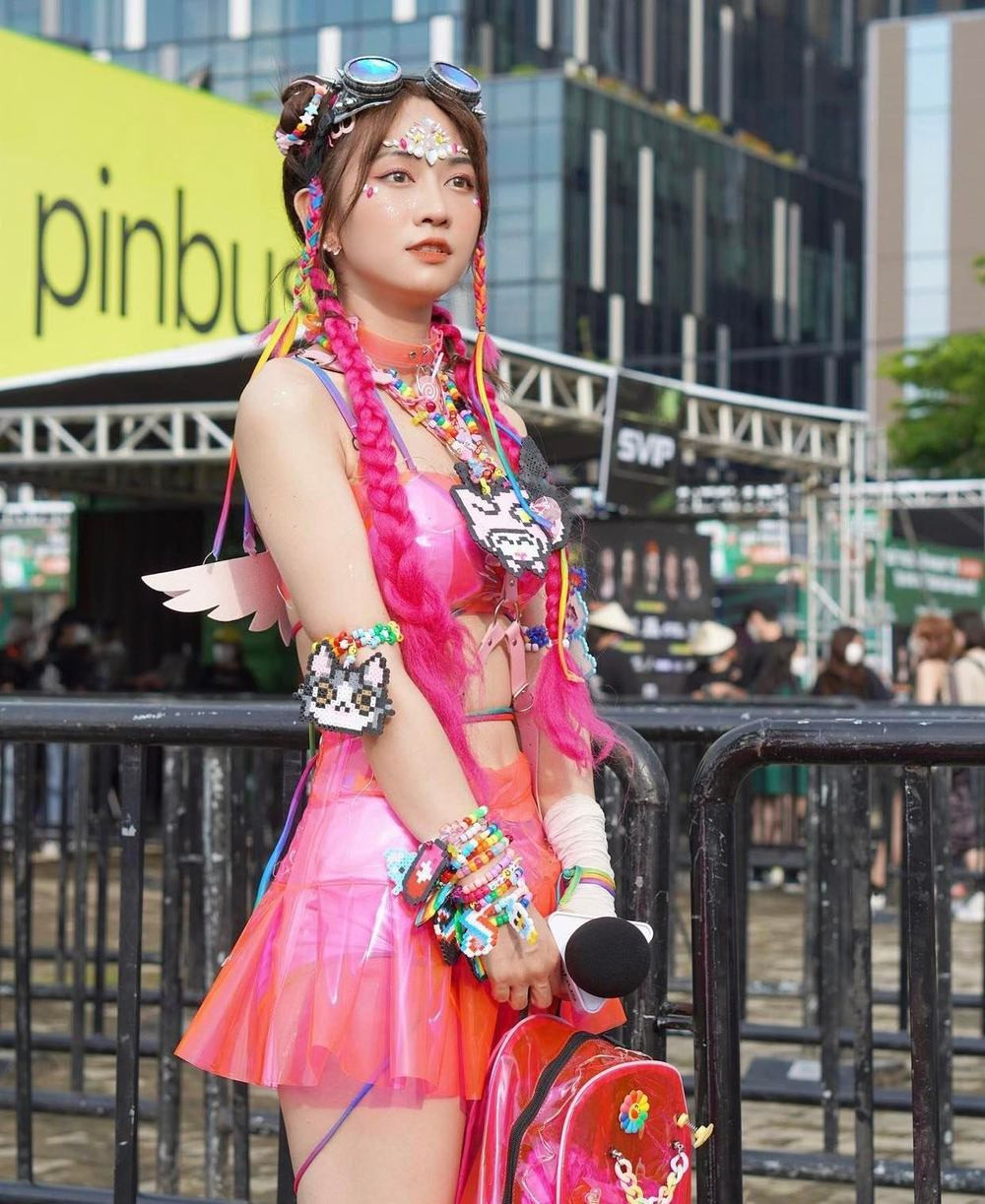 Cô mặc bộ cánh màu hồng cosplay một nhân vật hoạt hình. Vẻ ngoài trẻ trung, năng động của hot TikToker cũng đã quen thuộc với người hâm mộ.