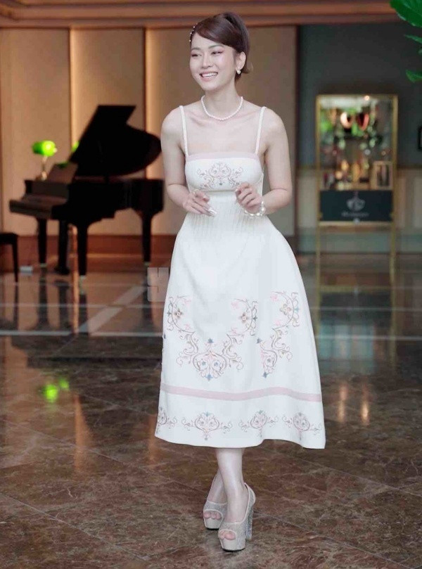 Tuy nhiên cũng nhiều ý kiến bênh vực và khen ngợi hot TikToker, khẳng định cô nàng ở ngoài đời xinh và dễ thương hơn nhiều.