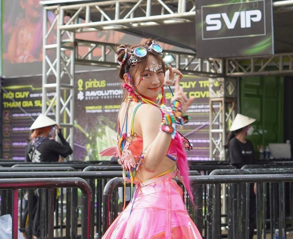 Trang phục màu nổi cùng loạt phụ kiện khiến Lê Bống vốn nổi bật lại trở thành tâm điểm chú ý của người hâm mộ.