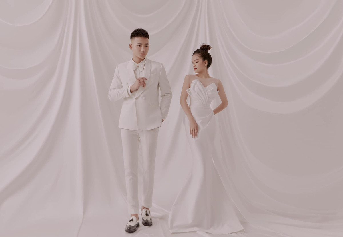 Trước ngày trọng đại, cả hai đã tung trọn bộ ảnh cưới. Gái xinh Huyền My khoe nhan sắc xinh đẹp sánh đôi bên chú rể, nói lời thề nguyện ở nhà thờ.
