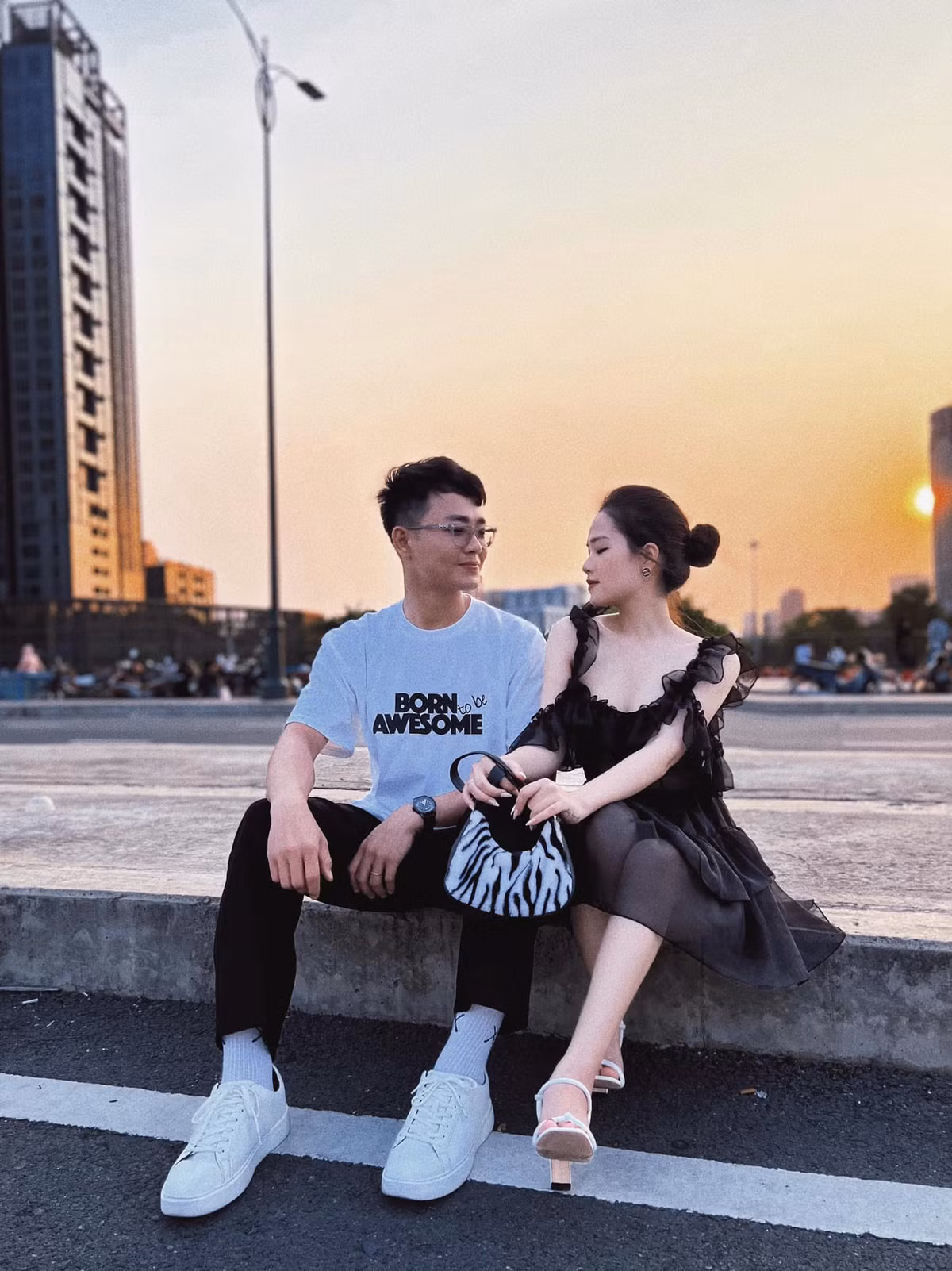 Hiện tại netizen đang ngóng chờ đám cưới của bạn gái cũ Quang Hải và diễn viên Anh Tú trong thời gian tới. Ảnh: FBNV