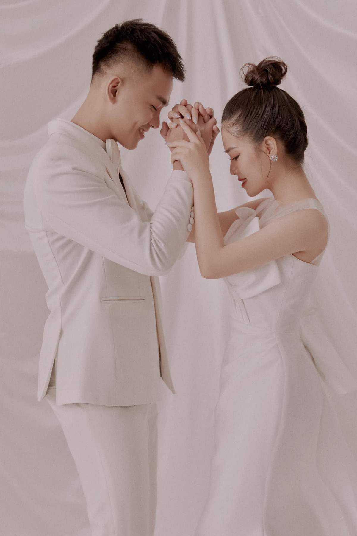 Bộ ảnh cưới của "cô chủ tiệm nail" được cư dân mạng khen ngợi hết lời, đặc biệt là dành lời "có cánh" cho nhan sắc của cô dâu mới.