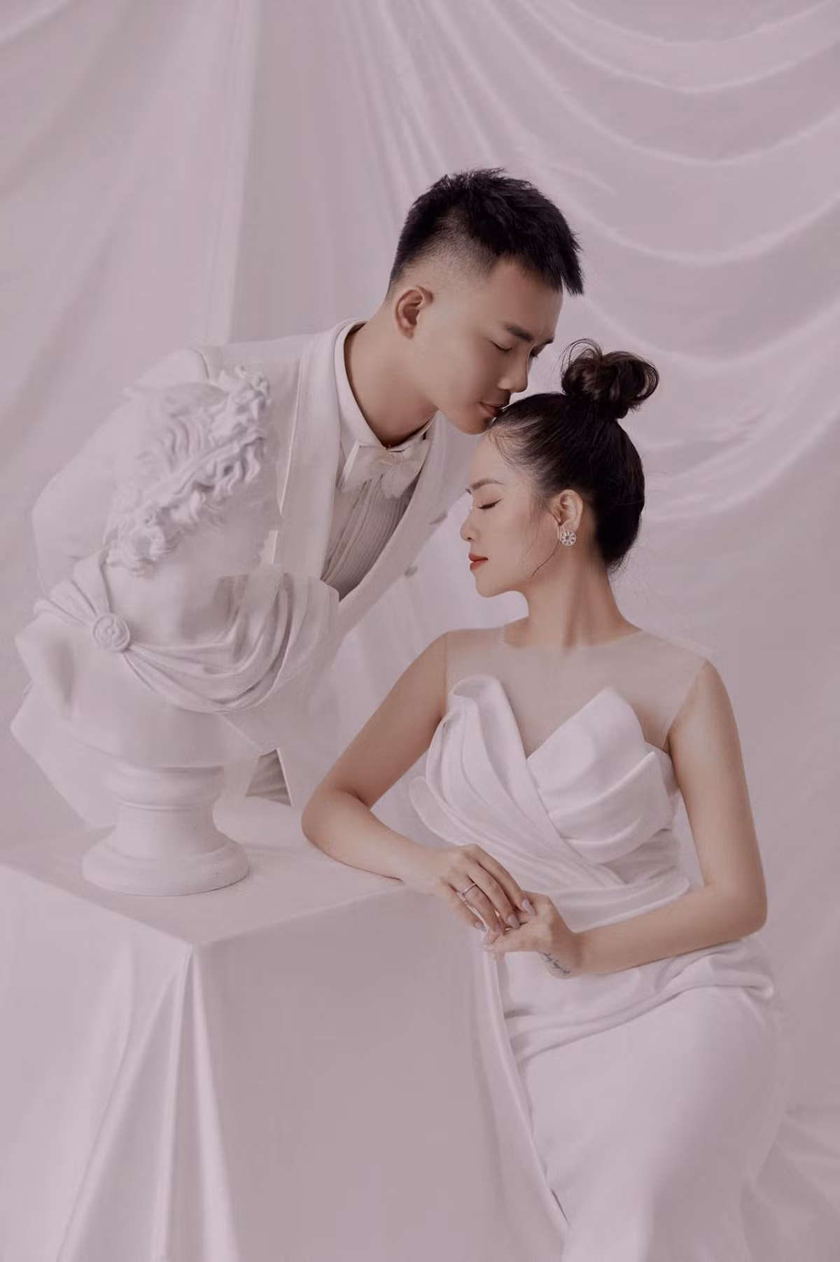 Cả hai quyết định về chung nhà sau thời gian chỉ khoảng 10 tháng tìm hiểu.