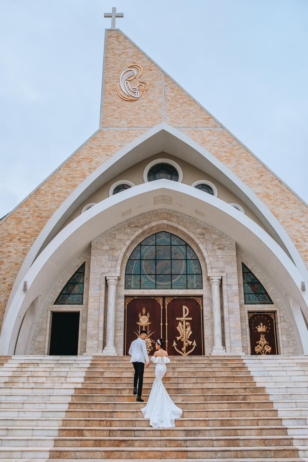 Được biết trong 10 tháng đó, cả hai yêu xa, chỉ có khoảng 6 lần Anh Tú bay ra gặp bạn gái.