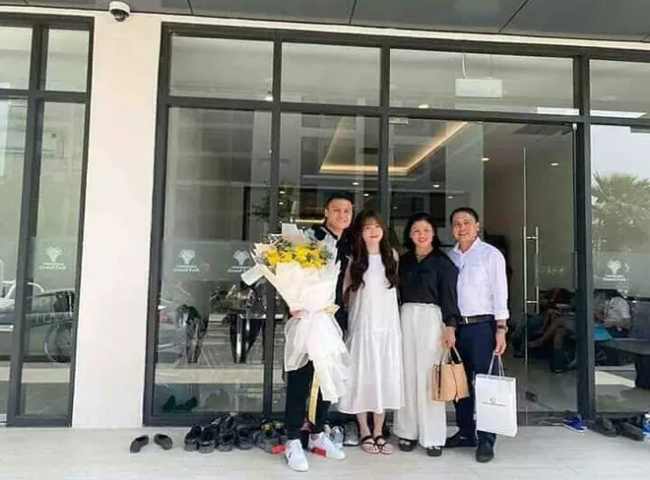 Thời gian bên nhau, chân sút Đông Anh gây chú ý khi nhiều lần đưa bạn gái về chơi với gia đình.