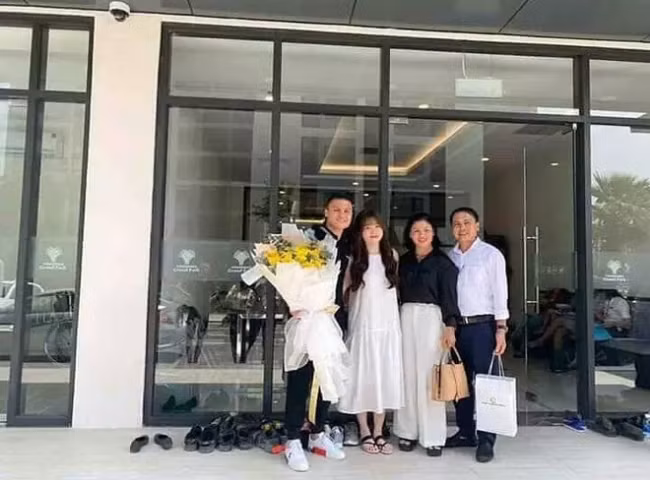 Thời gian bên nhau, chân sút Đông Anh gây chú ý khi nhiều lần đưa bạn gái về chơi với gia đình.