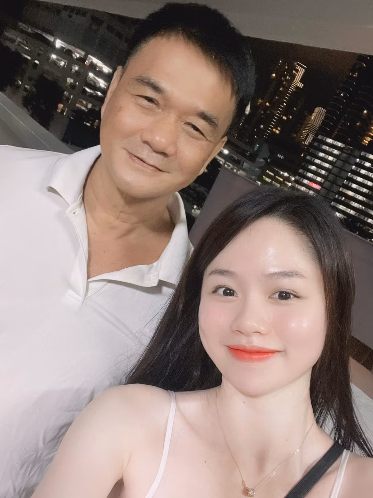 Mới đây Huỳnh Anh gây chú ý khi chia sẻ ảnh chụp cùng bố lên trang cá nhân, được biết vừa qua cô nàng đã sang Singapore thăm bố sau thời gian xa cách vì dịch bệnh COVID-19.