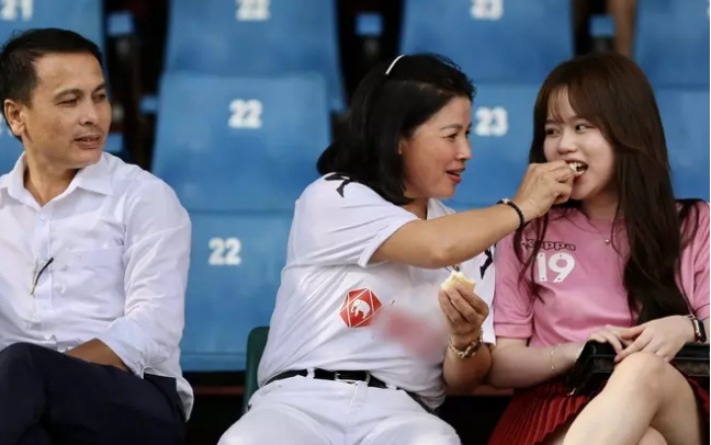 Thời gian yêu Quang Hải, Huỳnh Anh cũng gây thiện cảm với người hâm mộ khi có mối quan hệ thân thiết với bố mẹ chàng cầu thủ.