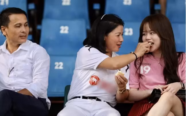 Thời gian yêu Quang Hải, Huỳnh Anh cũng gây thiện cảm với người hâm mộ khi có mối quan hệ thân thiết với bố mẹ chàng cầu thủ.