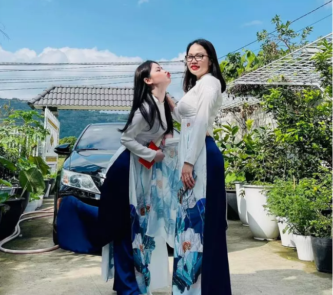 Sau khi hình ảnh được chia sẻ, dưới phần bình luận netizen bất ngờ réo tên Quang Hải, họ cho biết bố vợ hụt của anh vô cùng phong độ, gương mặt được nhận xét phúc hậu.