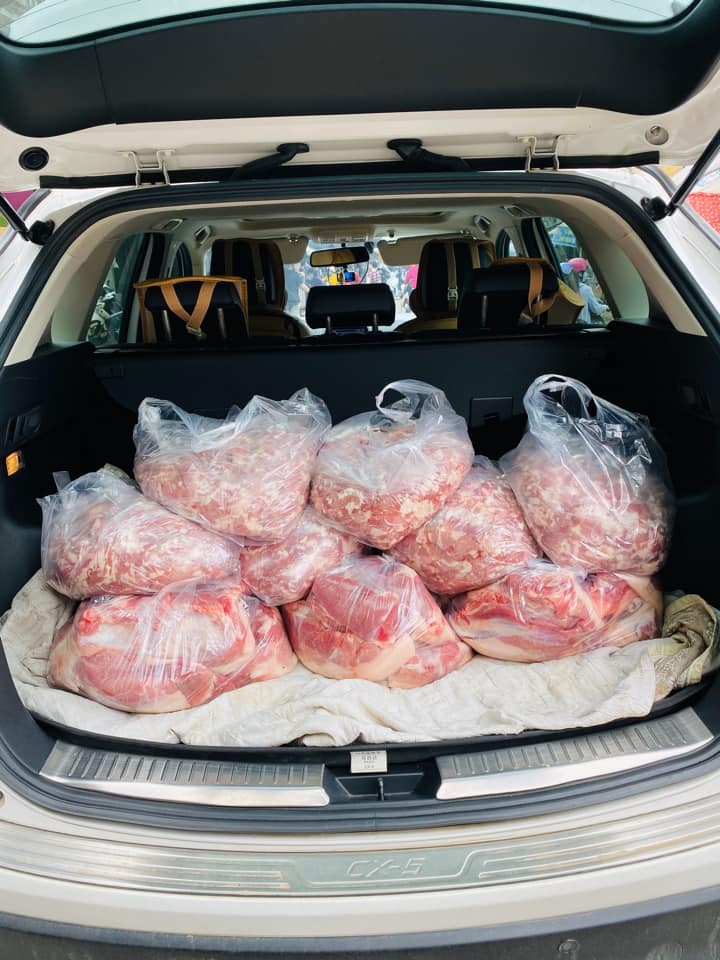 Hình ảnh xe chất đầy những túi thịt làm cư dân mạng thích thú, không đâu bằng cha mẹ, quê nhà.