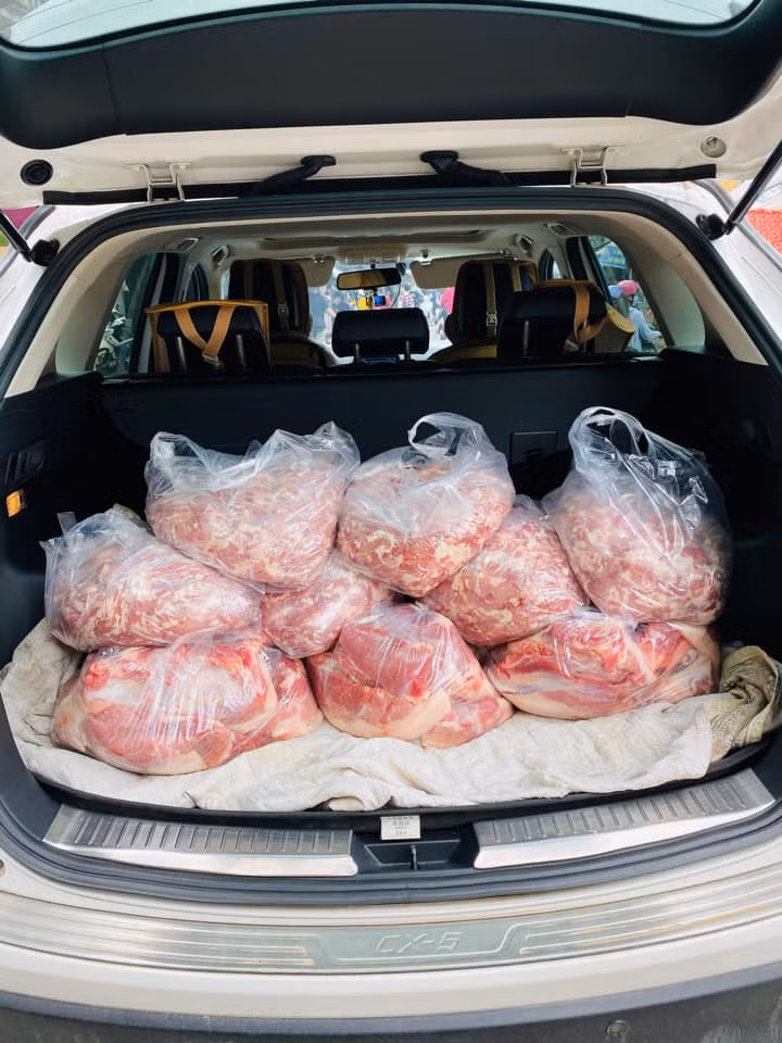 Hình ảnh xe chất đầy những túi thịt làm cư dân mạng thích thú, không đâu bằng cha mẹ, quê nhà.