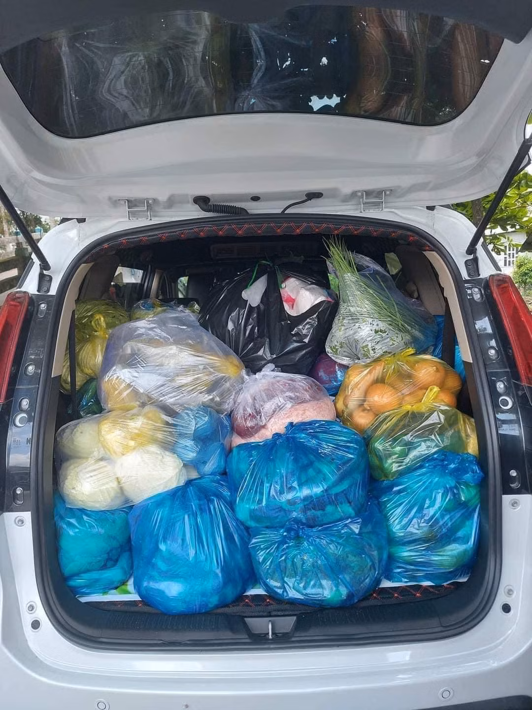 Sau mỗi dịp nghỉ lễ trên MXH lại xuất hiện những hình ảnh chất đầy đồ ăn sau xe, như "mang cả thế giới" lên thành phố ai nhìn cũng choáng.