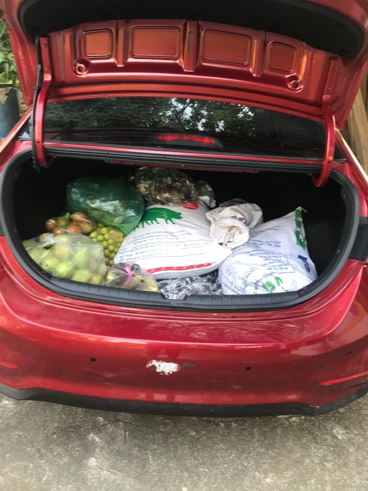 Trong đó toàn là "quà quê" được bố mẹ gửi gắm cho con cáo trong ngày chuẩn bị lên đường về lại thành phố sau kỳ nghỉ lễ.