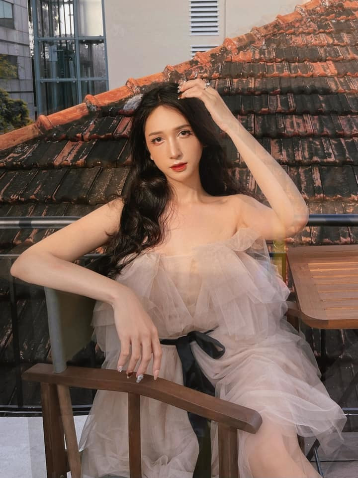 Bên cạnh đó hot girl còn ghi điểm bởi nụ cười duyên dáng và lối nói chuyện “mặn mòi”. Ngay lập tức, cô nhận được rất nhiều sự chú ý và tìm kiếm trên mạng xã hội.