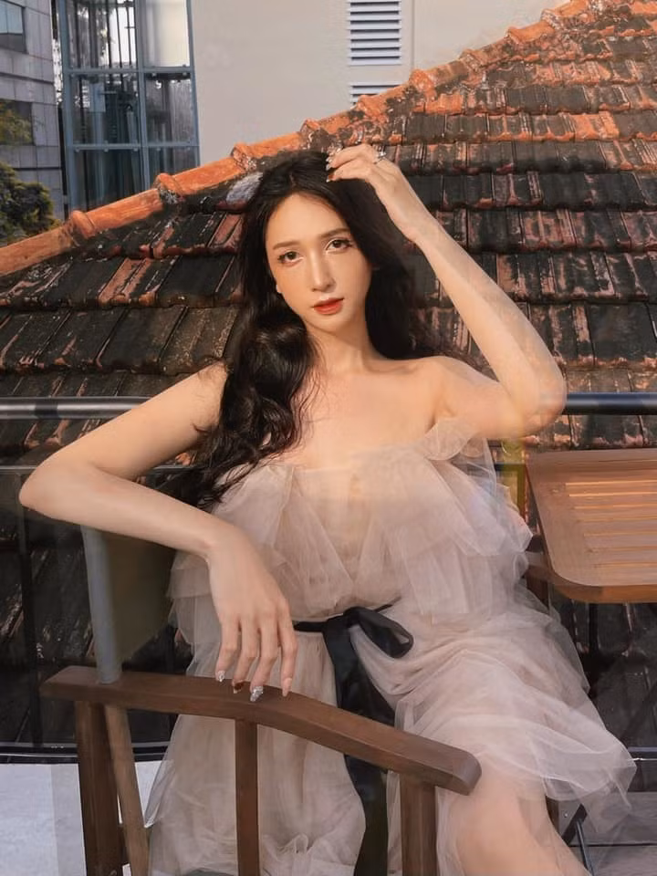 Bên cạnh đó hot girl còn ghi điểm bởi nụ cười duyên dáng và lối nói chuyện “mặn mòi”. Ngay lập tức, cô nhận được rất nhiều sự chú ý và tìm kiếm trên mạng xã hội.