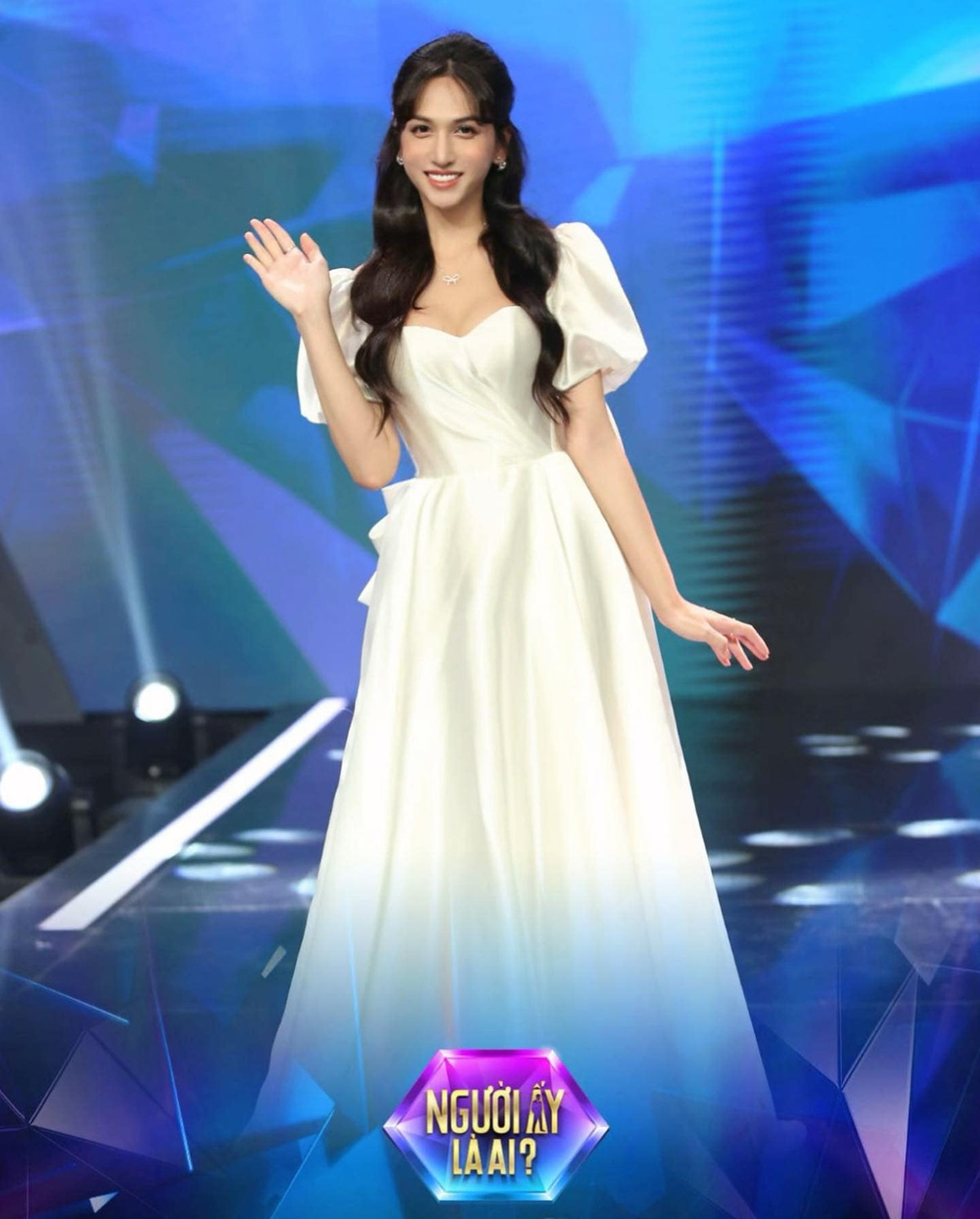 Sau nhiều ngày chờ đợi, danh tính nữ chính đầu tiên của Người Ấy Là Ai mùa 4 đã được chương trình tiết lộ. Đó là Hoàng Học - hot girl chuyển giới có tiếng.